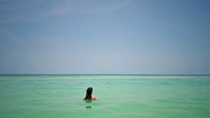 Una mujer se baña en aguas de la playa de El Cuyo, en el Estado de Yucatán (México).