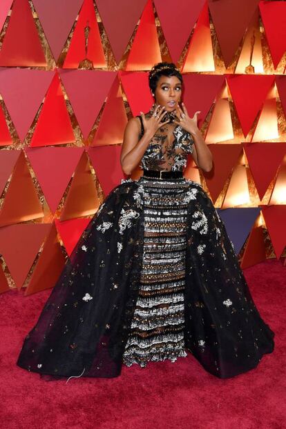 Janelle Monae no le teme a los cambios, aunque esta vez su estilismo le ha jugado una mala pasada. El vestido que simulaba los atuendos que las mujeres usaban en época de María Antonieta, firmado por Elie Saab, repleto de detalles en oro, fue demasiado extravagante para la noche que premia el cine estadounidense.