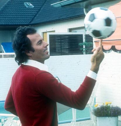 “Quise ser futbolista y no pude por un accidente que casi me deja paralítico. Luego, sin buscarlo, me convertí en poeta sin serlo y en cantante sin cantar. Estaba predestinado así”. Blanco y Negro. Junio de 2000.
En la foto, el cantante con un balón, en Alemania, en 1974.