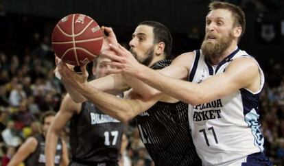 El jugador del Bilbao Basket Germán Gabriel y Chales Ramsdell, del Gipuzkoa Basket, luchan por la pelota.