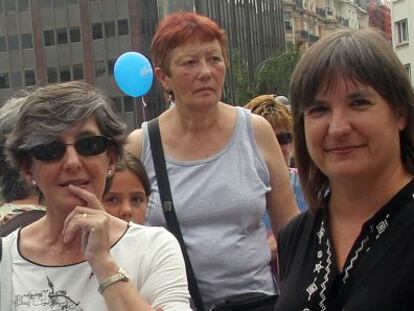 Laura Mintegi (a la izquierda) y Maribi Ugarteburu, el pasado 21 de agosto en una concentración en Bilbao a favor de los presos de ETA enfermos.