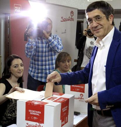 GRA138. PORTUGALETE (BIZKAIA), 13/07/2014.- El secretario general del PSE-EE, Patxi López, en el momento de votar hoy en las elecciones de los militantes para elegir al nuevo secretario general del PSOE. EFE/LUIS TEJIDO