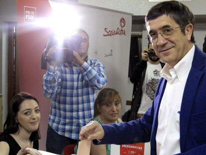 GRA138. PORTUGALETE (BIZKAIA), 13/07/2014.- El secretario general del PSE-EE, Patxi López, en el momento de votar hoy en las elecciones de los militantes para elegir al nuevo secretario general del PSOE. EFE/LUIS TEJIDO