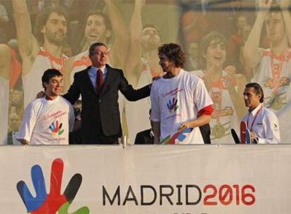 Gallardón, entre Llull y Gasol con Scariolo al fondo.