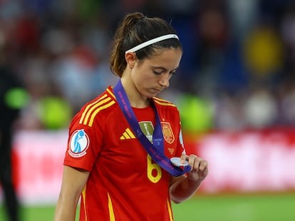 Aitana Bonmatí mira la medalla tras la final ante Inglaterra.