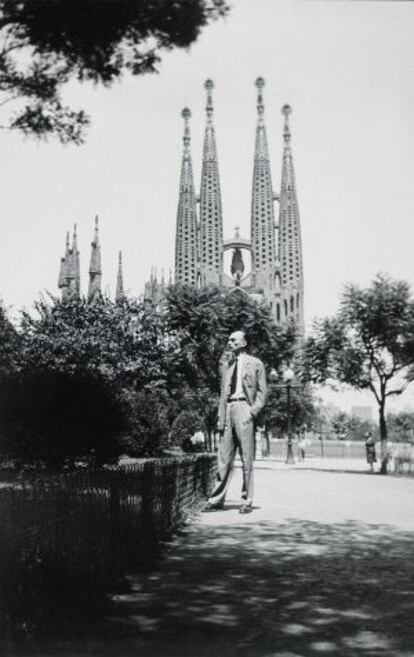 Frederic Mompou, fotografiado por su hermano Josep, junto a la Sagrada Familia.