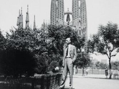 Frederic Mompou, fotografiado por su hermano Josep, junto a la Sagrada Familia.