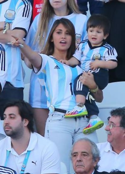 Antonella, con su hijo Thiago, en el partido del Mundial de Brasil de Argentina contra Suiza.