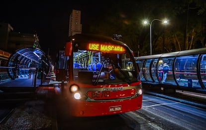 Jaime Lerner foi o responsável por uma revolução no transporte coletivo sobre rodas em Curitiba. Na imagem, um ônibus circula pela capital paranaense.