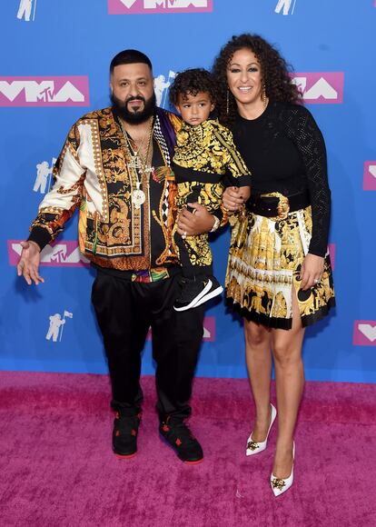 La familia de DJ Khaled se vistió de Versace.