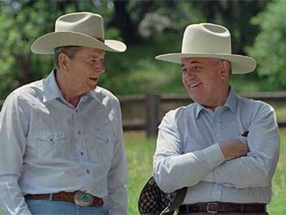 Ronald Reagan con Mijail Gorbachov, en el Rancho del Cielo, California, cuando ambos ya habían abandonado el poder en mayo de 1992.