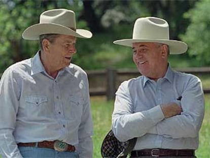 Ronald Reagan con Mijail Gorbachov, en el Rancho del Cielo, California, cuando ambos ya habían abandonado el poder en mayo de 1992.