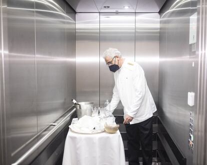Un mayordomo recoge la cena de la periodista en su ‘suite’ del Hotel Mandarín Oriental de Madrid. Y la retira a la cocina utilizando el ascensor del servicio.
