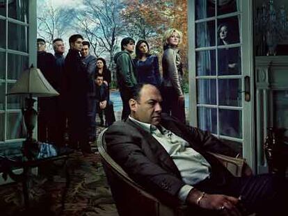 Los protagonistas de<i> Los Soprano</i>, con James Gandolfini en primer plano.