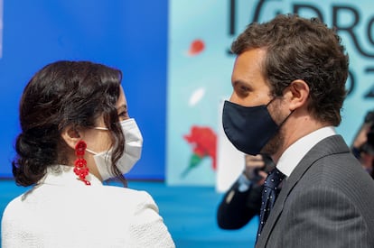 El líder del PP, Pablo Casado, conversa con la presidenta madrileña en funciones, Isabel Díaz Ayuso, en el acto del día de San Isidro, este sábado.