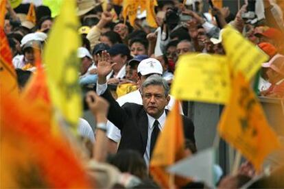 López Obrador saluda a sus seguidores a su llegada a la plaza del Zócalo en México.