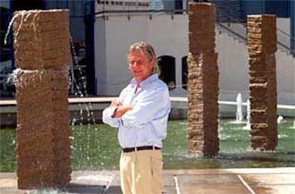 Christian Tobin, junto a sus columnas, en el Parque de las Ciencias de Granada.