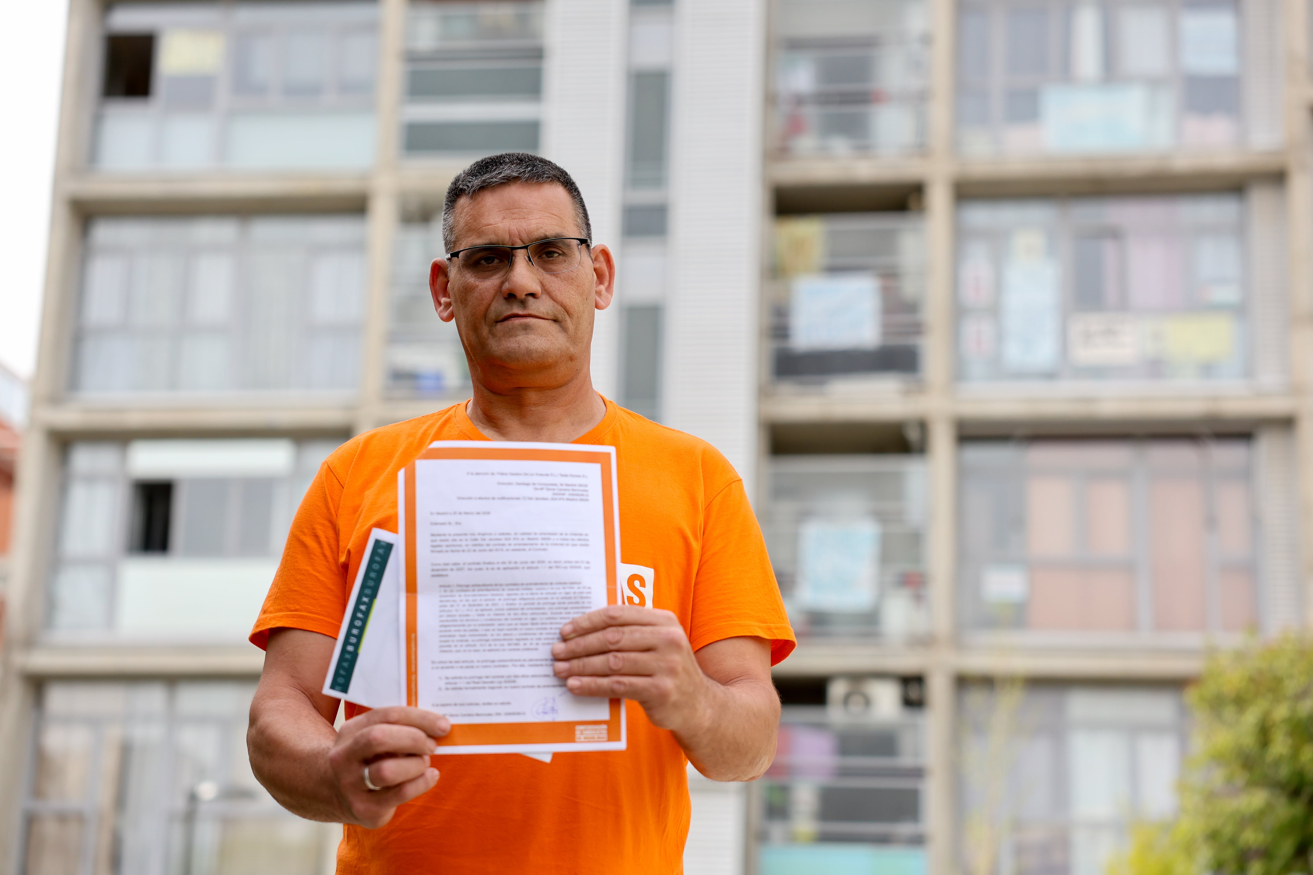 César Sanjuan posa en su vivienda con el burofax enviado para pedir la prórroga del alquiler, en Madrid