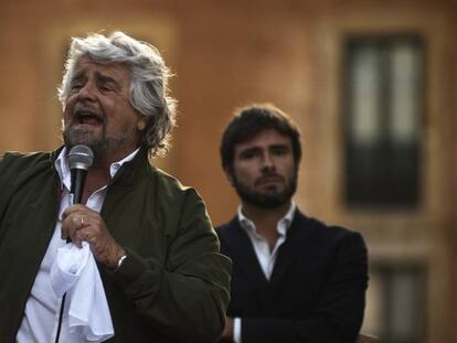 Beppe Grillo y Alessandro Di Battista, en un acto del Movimiento Cinco Estrellas.