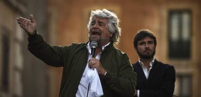 Beppe Grillo y Alessandro Di Battista, en un acto del Movimiento Cinco Estrellas.