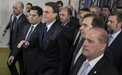 Bolsonaro, ao centro, chega à Câmara para entregar a reforma da Previdência.