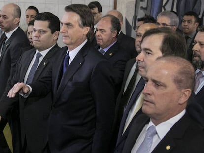 Bolsonaro, ao centro, chega à Câmara para entregar a reforma da Previdência.