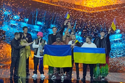 Los ucranios Kalush Orchestra recogen el micrófono de cristal tras ganar Eurovisión 2022.