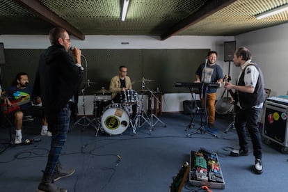 La banda de rock mexicano 'La Lupita' ensaya en su estudio en Coyoacán, Ciudad de México, en marzo de 2022.
