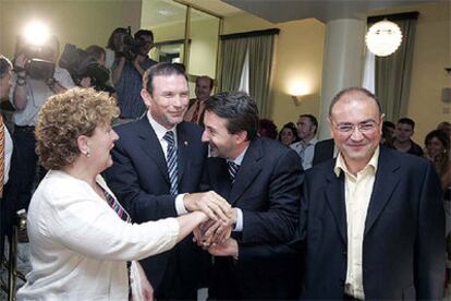 Errazti, Ibarretxe, Imaz y Madrazo se saludan tras la investidura del segundo como <b><i>lehendakari</b></i>, el pasado mes de junio.