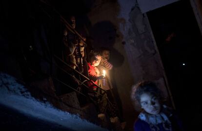 Niños palestinos juegan entre la luz de las velas durante un corte de energía en Beit Lahia, al norte de Gaza, el 12 de noviembre de 2013.