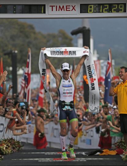 Frederik Van Lierde de Bélgica gana el Campeonato del Mundo de Ironman 2013 con un tiempo de 8 horas, 12 minutos y 29 segundos en Kailua Kona, Hawaii, EE.UU. Sus tiempos parciales fueron 0:51:02 para la natación, 4:25:37 en la bicicleta y 2:51:18 para el maratón.