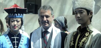 Iñigo Urkullu junto a integrantes de los grupos que participan en el Festival de Folklore de Portugalete. 