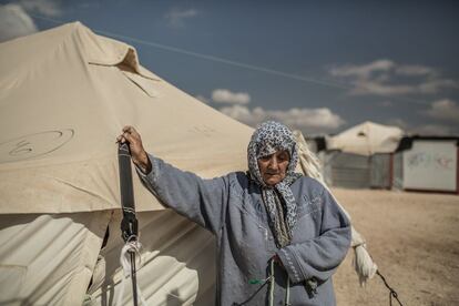 Essa vive sola en una tienda de lona en el campo de refugiados.