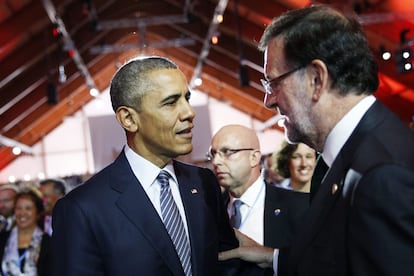 El presidente del Gobierno español, Mariano Rajoy, charla con su homólogo estadounidense, Barack Obama.