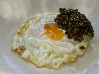 Huevo frito con caviar. J.C. CAPEL