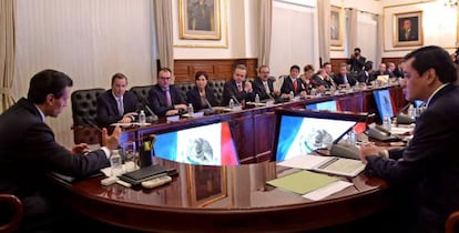 Peña Nieto en una reunión con su gabinete la noche del 25 de junio.