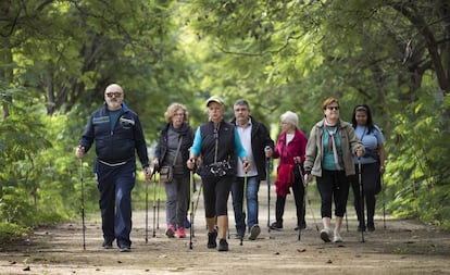 Un grupo de jubilados hace senderismo en Valencia.