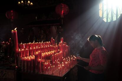 Una mujer enciende velas mientras reza durante las celebraciones del Año Nuevo chino en un templo en Jambi (Indonesia), el 5 de febrero.