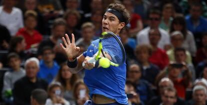 Nadal devuelve una bola a Cuevas, en Par&iacute;s.