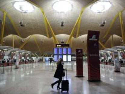 Vista del interior de la terminal T4 del aeropuerto de Barajas, en Madrid. EFE/Archivo