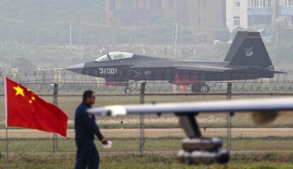 Un avi&oacute;n J-31 aterriza tras un vuelo de demostraci&oacute;n en la Exposici&oacute;n Internacional de Aviaci&oacute;n, este martes en la ciudad china de Zhuhai