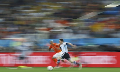 El delantero argentino Lionel Messi conduce el bal&oacute;n seguido del jugador holand&eacute;s Nigel.