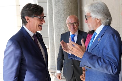 El presidente de la Generalitat, Salvador Illa, saluda al presidente de Foment del Treball, Josep Sánchez Llibre, este lunes.