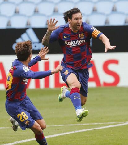 Leo Messi (a la derecha) y Riqui Puig, jugadores del Barcelona, celebran el primer tanto de su compañero Luis Suárez.