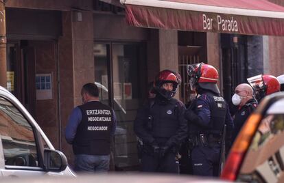 Agentes de la Ertzaintza negocian con un hombre que se ha atrincherado en un bar en Barakaldo (Bizkaia) tras apuñalar a dos personas.