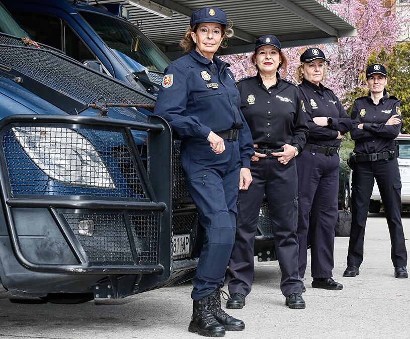 Dolores Benavent, Margarita Crespo, Lidia Cabrera, y Esther Contento, las primeras agentes en ingresar en los antidisturbios.