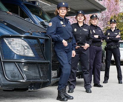 Dolores Benavent, Margarita Crespo, Lidia Cabrera, y Esther Contento, las primeras agentes en ingresar en los antidisturbios.