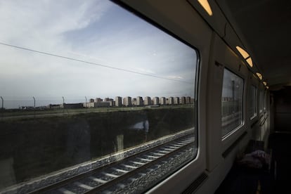 Torres de edificios muy próximos a las vías de tren en la localidad de Parla.