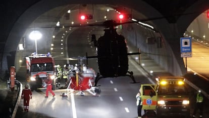 Los equipos de rescate, a la entrada del túnel.