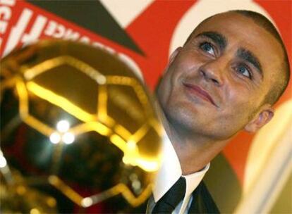 Fabio Cannavaro, posa con el Balón de Oro en la pasada edición